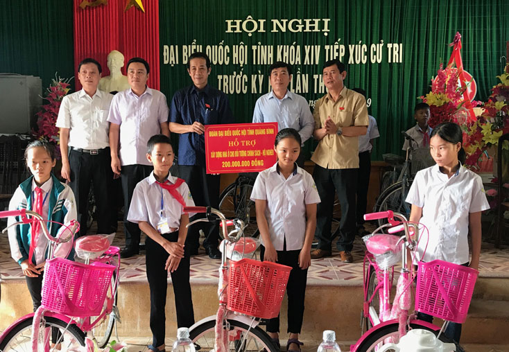 Đoàn ĐBQH tỉnh trao 200 triệu đồng hỗ trợ xây dựng nhà “Đại đoàn kết” và 20 chiếc xe đạp cho học sinh nghèo vượt khó học giỏi trên địa bàn huyện Bố Trạch.