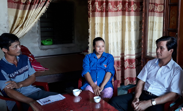 Đồng chí Chủ tịch UBND huyện Lệ Thủy đang thăm hỏi gia đình anh Dương