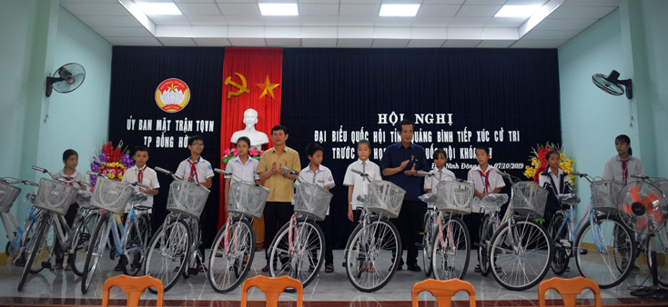 Các đại biểu Đoàn ĐBQH tỉnh đã trao tặng xe đạp cho học sinh có hoàn cảnh khó khăn.
