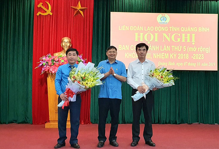 đồng chí Phan Văn Anh đã tặng hoa chúc mừng đồng chí Phạm Quang Long giữ chức vụ Chủ tịch LĐLĐ tỉnh và Nguyễn Lương Bình, nguyên Chủ tịch LĐLĐ tỉnh chuyển công tác làm Phó Chủ tịch HĐND tỉnh.