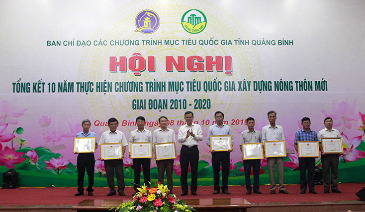 Đồng chí Trần Thắng, Phó Bí thư Thường trực Tỉnh ủy trao bằng khen của UBND tỉnh cho các địa phương cán đích NTM năm 2018