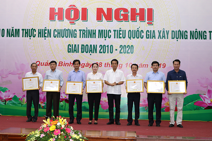 Đồng chí Chủ tịch UBND tỉnh trao bằng khen cho 7 tập thể có thành tích xuất sắc trong xây dựng NTM giai đoạn 2016 - 2020