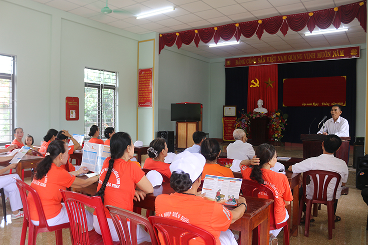 Một buổi sinh hoạt của CLB Nhịp điệu dưỡng sinh của người cao tuổi thôn 2 xã Lộc Ninh, TP. Đồng Hới. 