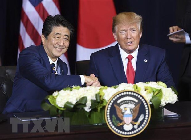 Thủ tướng Nhật Bản Shinzo Abe (trái) và Tổng thống Mỹ Donald Trump (phải). (Nguồn: AFP/TTXVN)