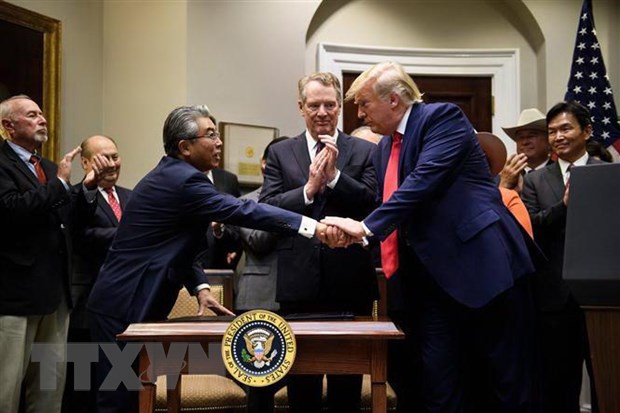 Thoa thuan thuong mai song phuong My-Nhat: Cung lui de tien hinh anh 2Đại sứ Nhật Bản tại Mỹ Shinsuke Sugiyama (giữa, trái), Đại diện Thương mại Mỹ Robert Lighthizer (giữa) và Tổng thống Donald Trump (giữa, phải) tại lễ ký thỏa thuận thương mại song phương ở Washington, DC ngày 7/10/2019. (Nguồn: AFP/TTXVN)