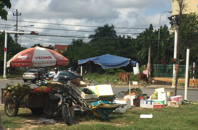 Tình trạng người dân chiếm dụng vỉa hè ở khu vực ngã tư đường Hữu Nghị-Trần Quang Khải để buôn bán thường xuyên diễn ra.
