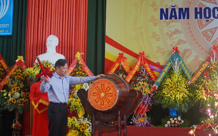 Đồng chí Nguyễn Tiến Hoàng, Tỉnh ủy viên, Phó Chủ tịch UBND tỉnh đánh trống khai giảng năm mới 2019-2020 Trường ĐHQB.