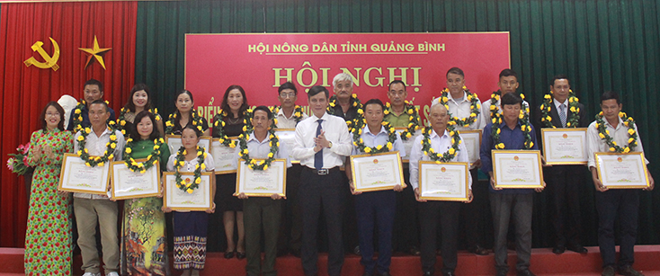Đồng chí Trần Thắng và lãnh đạo hội nông dân tỉnh trao tặng bằng khen của UBND tỉnh cho các nông dân sản xuất kinh doanh giỏi năm 2018-2019