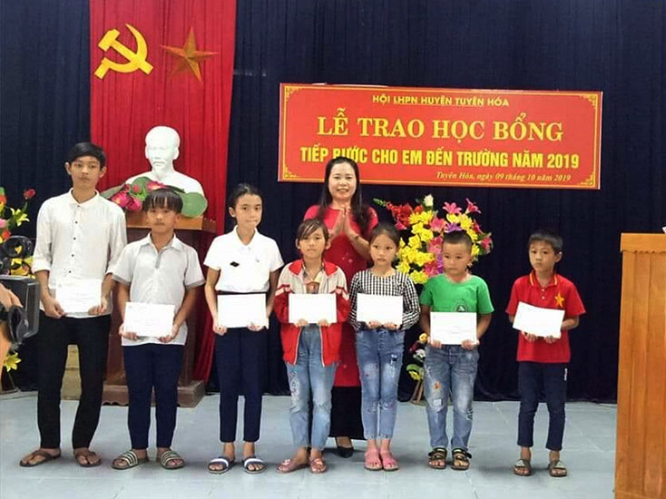Hội LHPN huyện Tuyên Hóa trao học bổng cho các em học sinh vượt khó học giỏi trên địa bàn.