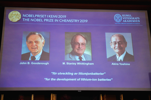Các nhà khoa học vừa được trao giải Nobel hóa học 2019, từ trái qua là các ông John B. Goodenough, M. Stanley Whittingham và Akira Yoshino - Ảnh: REUTERS
