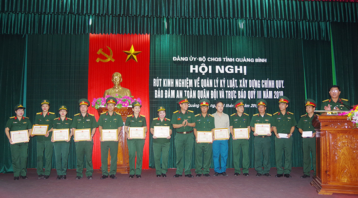 Đại tá Lê Văn Vỹ, Chỉ huy trưởng Bộ CHQS tỉnh trao thưởng cho các tập thể và cá nhân có thành tích tiêu biểu trong các hội thi, hội thao.