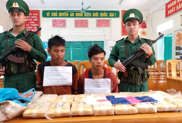 Hai đối tượng cùng 100 nghìn viên ma túy tổng hợp bị BĐBP tỉnh bắt giữ.