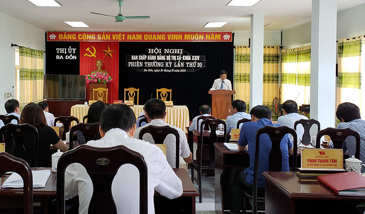 Đồng chí Trương An Ninh, Ủy viên Ban Thường vụ Tỉnh ủy, Bí thư Thị ủy Ba Đồn phát biểu kết luận hội nghị.