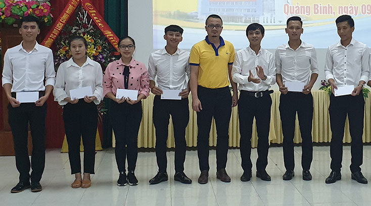  Đại diện Công ty CP vàng bạc đá quý Phú Nhuận trao học bổng cho các sinh viên vượt khó học giỏi.