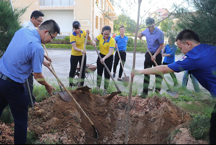 Công ty CP vàng bạc đá quý Phú Nhuận tham gia trồng cây xanh tại khuôn viên Trường đại học Quảng Bình.