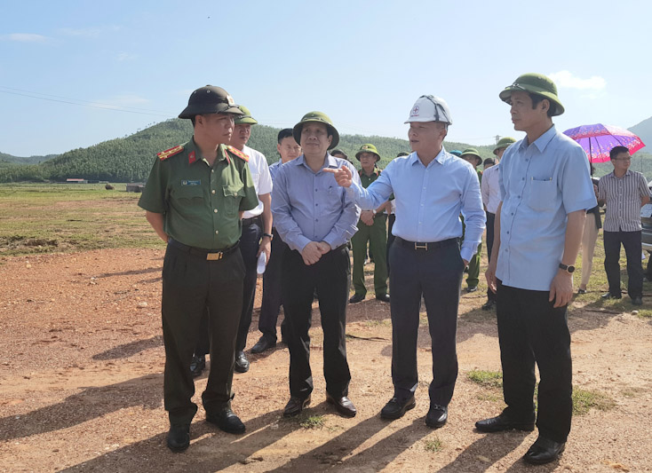 Đồng chí Trần Công Thuật, Chủ tịch UBND tỉnh kiểm tra mặt bằng xây dựng Nhà máy Nhiệt điện Quảng Trạch.