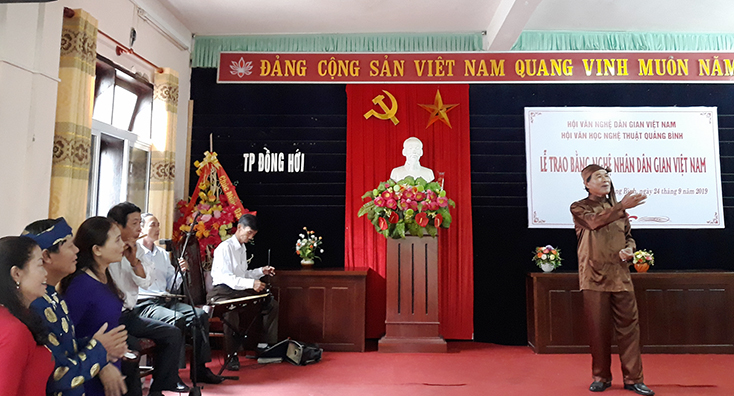 Nghệ nhân Nguyễn Thanh Thiếu diễn xướng hò khơi trên sân khấu.