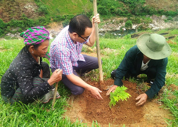 Anh Đinh Tiến Dũng hướng dẫn kỹ thuật trồng cây huê cho gia đình ông Hồ Khiên.