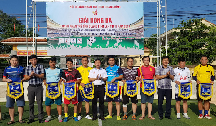 Ban Tổ chức trao cờ lưu niệm cho đại diện các đội bóng tham gia giải.