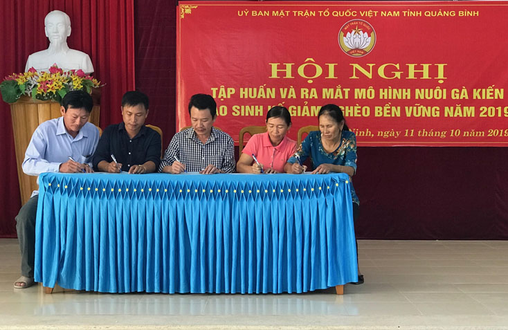 Lễ ký cam kết thực hiện mô hình nuôi gà kiến thả vườn tại xã Hải Ninh