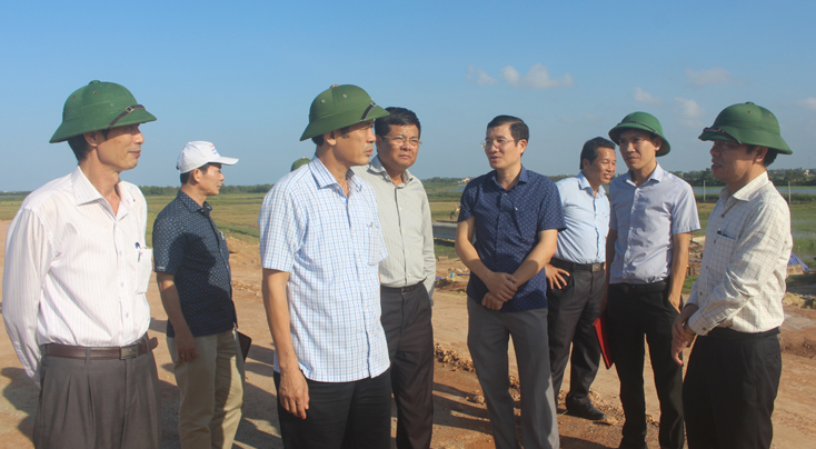 Đồng chí Trần Công Thuật, Chủ tịch UBND tỉnh kiểm tra tiến độ thi công hệ thống đường từ cầu Nhật Lệ 2 đến đường Hồ Chí Minh nhánh Đông.