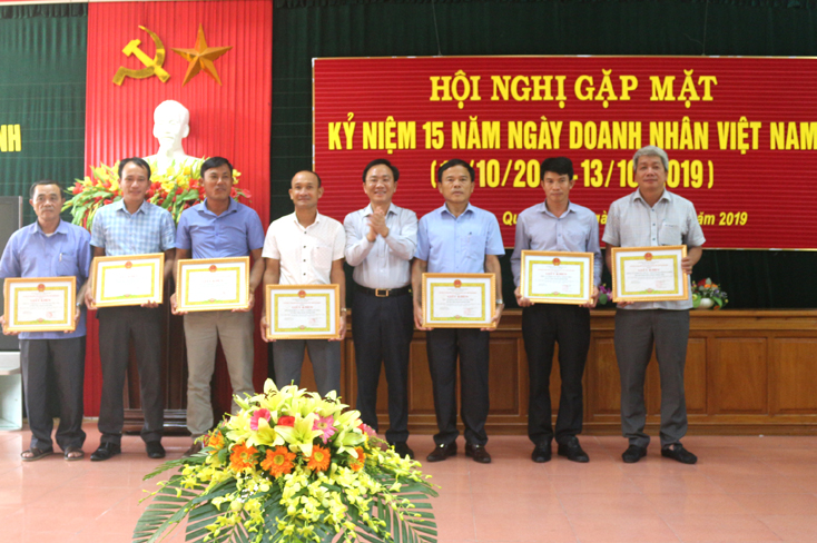 Lãnh đạo huyện Quảng Ninh trao giấy khen cho các doanh nghiệp tiêu biểu.