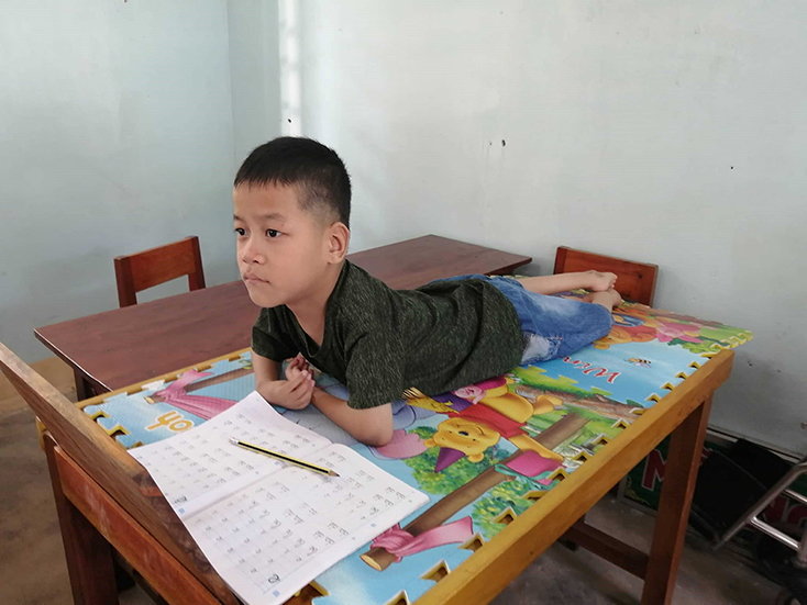 Em Nguyễn Thế Phong luôn chăm chú lắng nghe tất cả những bài giảng mà cô giáo dạy trên lớp. 