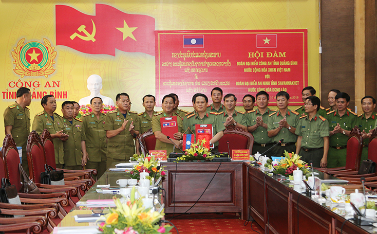 Đại diện lãnh đạo Công an Quảng Bình và An ninh tỉnh Sa Vẳn Nạ Khệt (Lào) ký kết biên bản ghi nhớ về bảo đảm an ninh trật tự.