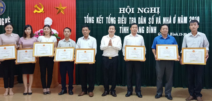 Đồng chí Nguyễn Xuân Quang, Phó Chủ tịch Thường trực UBND tỉnh trao bằng khen cho các tập thể có thành tích xuất sắc trong công tác tổng điều tra dân số năm 2019.