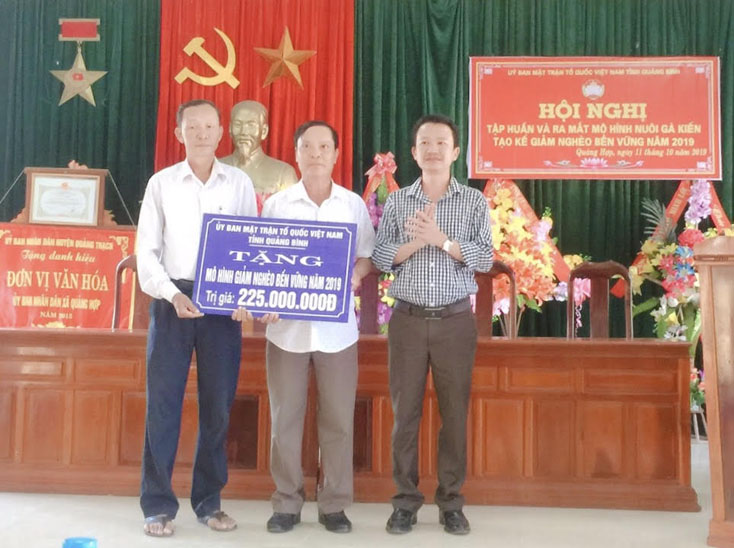  Đại diện lãnh đạo Uỷ ban MTTQVN tỉnh trao số tiền 225 triệu đồng triển khai mô hình tại xã Quảng Hợp