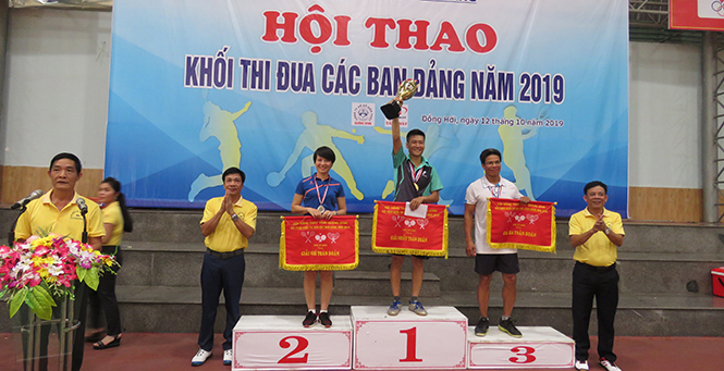 Đồng chí Nguyễn Công Huấn, UVTV Tỉnh ủy, Trưởng Ban Dân vận Tỉnh ủy trao giải thưởng cho các tập thể đoạt giải tại hội thao