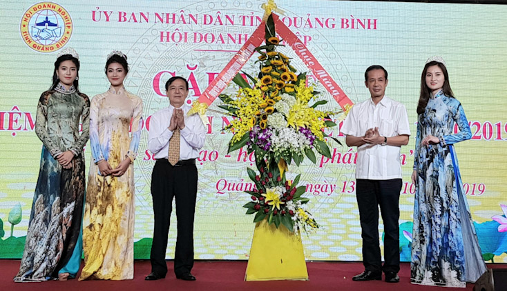 Đồng chí Trần Công Thuật, Chủ tịch UBND tỉnh tặng hoa chúc mừng Hội Doanh nghiệp và các doanh nhân nhân Ngày Doanh nhân Việt Nam 13-10.