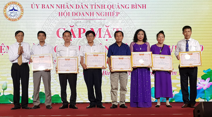 Đại diện lãnh đạo Hội Doanh nghiệp tỉnh trao Bằng khen của Phòng Thương mại-Công nghiệp Việt Nam cho các tập thể doanh nghiệp có thành tích xuất sắc trong sản xuất kinh doanh.