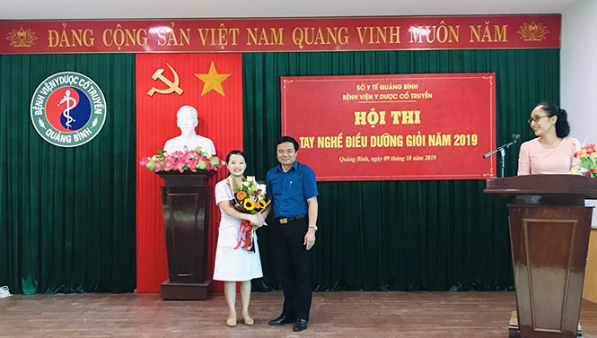 Bác sỹ Trần Xuân Phú, Giám đốc bệnh viện trao giải cho thí sinh đạt giải cao nhất