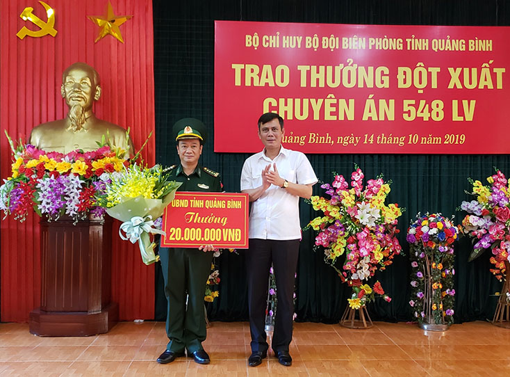 Đồng chí  Trần Thắng, Phó Bí thư Thường trực Tỉnh ủy tặng hoa và khen thưởng BĐBP tỉnh.