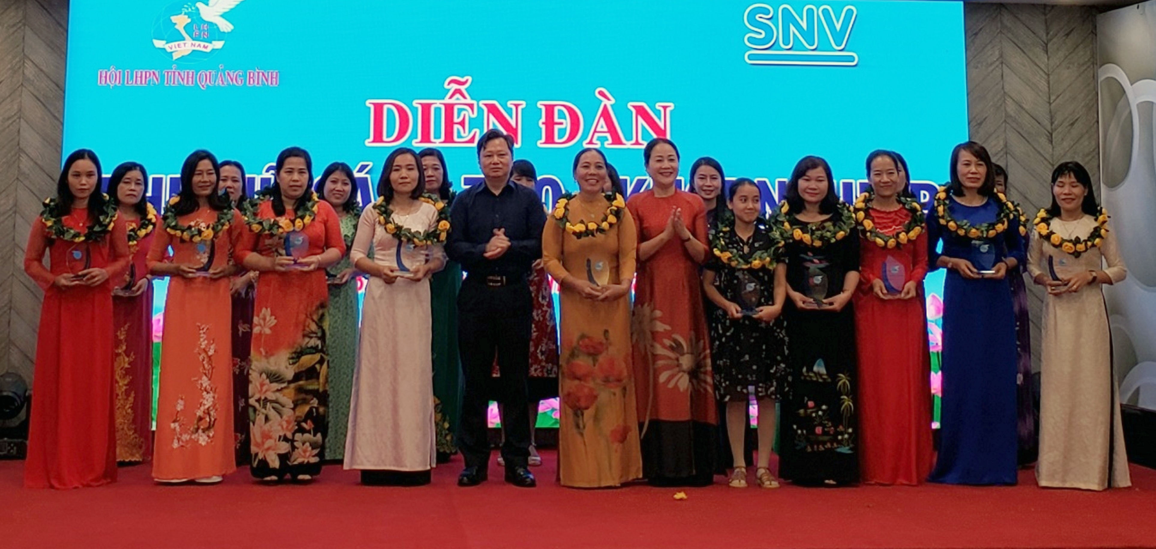 Đồng chí Nguyễn Tiến Hoàng, Tỉnh ủy viên, Phó Chủ tịch UBND tỉnh trao hoa và cúp cho các điển hình phụ nữ trong phong trào khởi nghiệp.