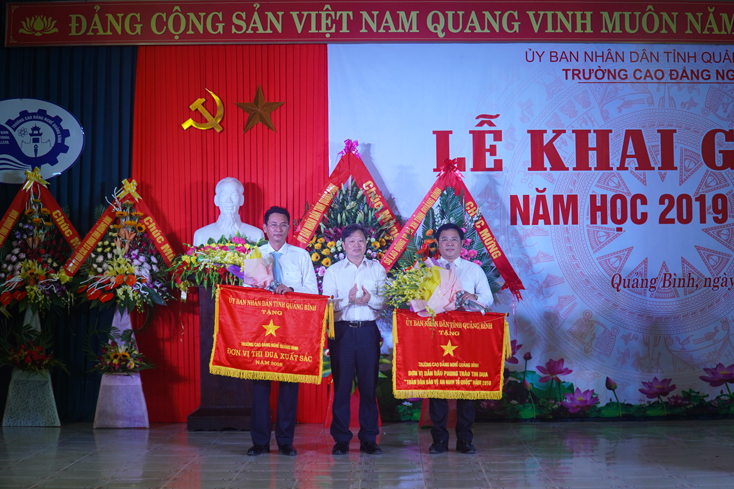 Đồng chí Phó Chủ tịch UBND tỉnh Nguyễn Tiến Hoàng trao Cờ thi đua xuất sắc cho tập thể Trường CĐ nghề Quảng Bình.