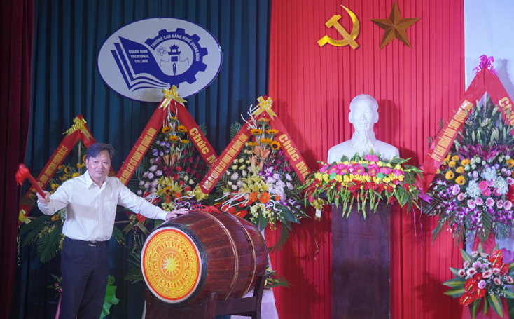 Đồng chí Nguyễn Tiến Hoàng, Tỉnh uỷ viên, Phó Chủ tịch UBND tỉnh đánh trống khai giảng năm học mới của Trường CĐ nghề Quảng Bình.