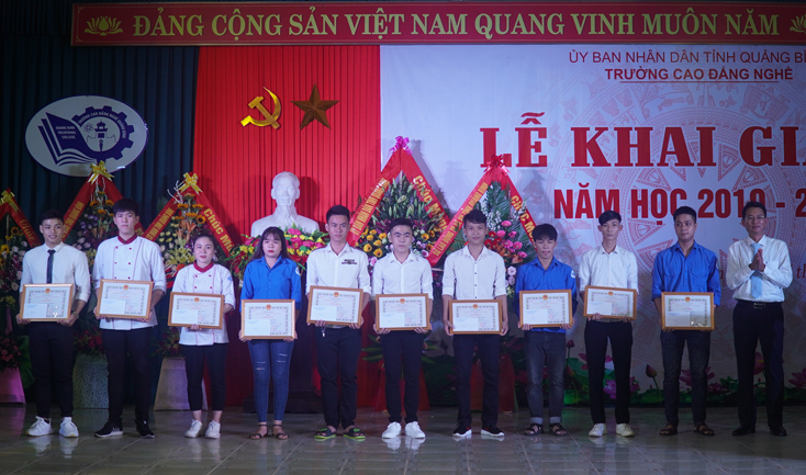 Hiệu trưởng Trường CĐ nghề Quảng Bình Dương Vũ Nhật Đồng trao thưởng cho các HSSV có thành tích xuất sắc trong năm học 2018-2019.