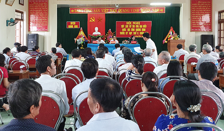 Các ĐBQH đang tiếp xúc với cử tri huyện Quảng Ninh.  