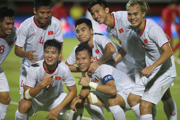 Các cầu thủ Việt Nam ăn mừng bàn thắng vào lưới Indonesia - Ảnh: N.K