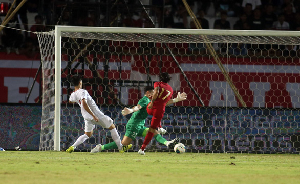 Bachdim rút ngắn tỉ số xuống 1-3 cho Indonesia - Ảnh: N.K