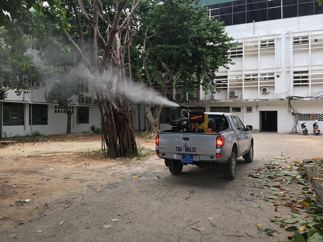Cán bộ Y tế tiến hành phun hóa chất xử lý môi trường nhằm ngăn chặn sự phát triển của muỗi