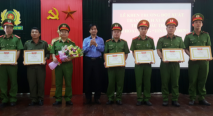 Đại diện lãnh đạo UBND huyện Lệ Thủy trao tặng giấy khen cho các tập thể, cá nhân.