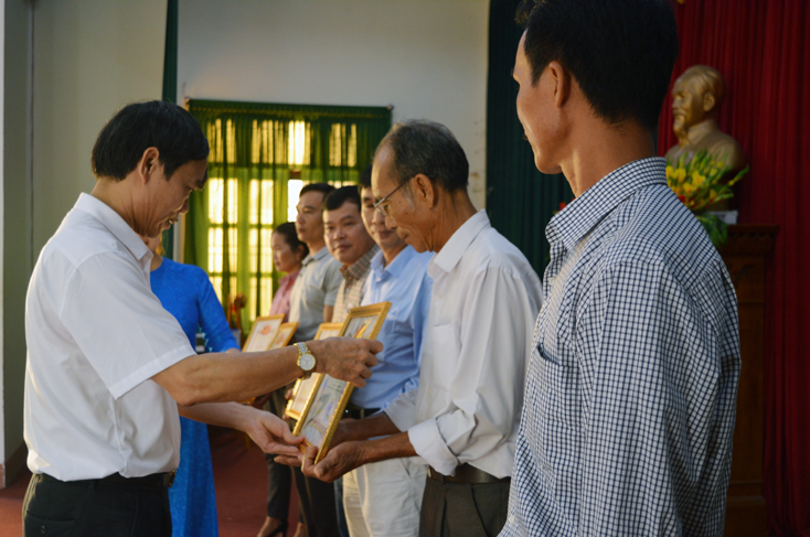 Đồng chí Chủ tịch UBND huyện Bố Trạch Trần Quang Vũ trao giấy khen cho các cá nhân.