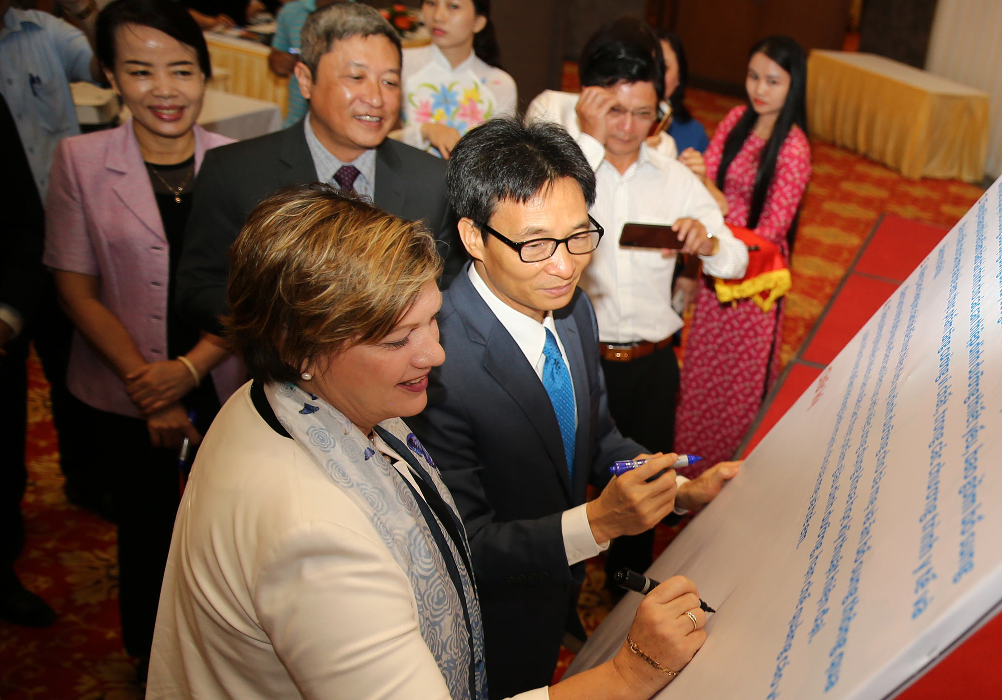  Phó Thủ tướng Vũ Đức Đam cùng đại diện UNICEF ký cam kết ủng hộ cải thiện dinh dưỡng cho bà mẹ, trẻ em Việt Nam.