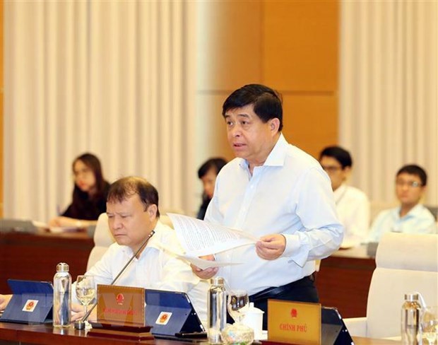Bộ trưởng Bộ Kế hoạch và Đầu tư Nguyễn Chí Dũng trình bày tờ trình. (Ảnh: Trọng Đức/TTXVN)