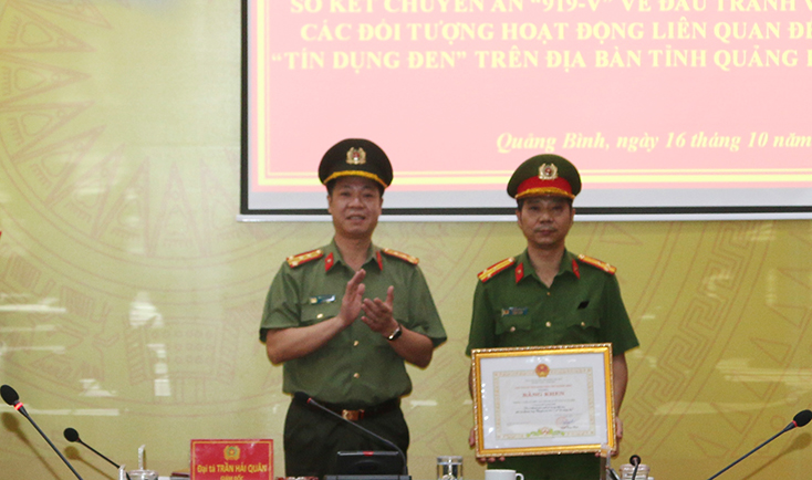 Thừa ủy quyền của Chủ tịch UBND tỉnh, đại tá Trần Hải Quân, Giám đốc Công an tỉnh trao bằng khen của UBND tỉnh và số tiền 30 triệu đồng thưởng Ban chuyên án.