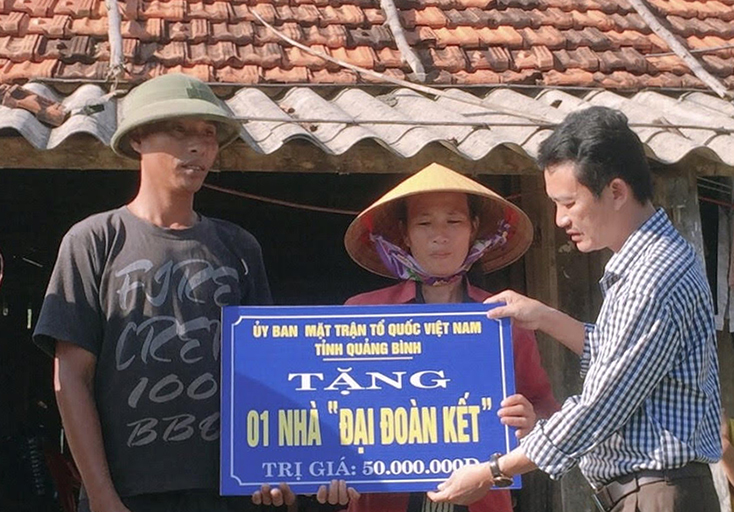 Đại diện lãnh đạo Ủy ban MTTQVN tỉnh trao 50 triệu đồng hỗ trợ xây dựng nhà “Đại đoàn kết” cho hộ đặc biệt khó khăn ở xã Quảng Hợp, huyện Quảng Trạch.