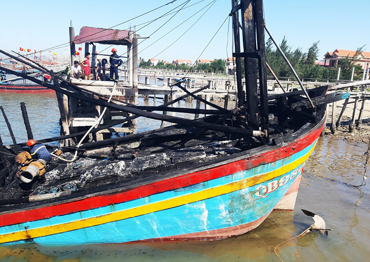 Tàu đánh cá của anh Hoàng Văn Long cháy vào đêm 20-6-2019 và bị từ chối bồi thường BH.